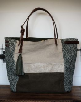 [Cb.22 11] Cabas Lin naturel, toile kakie, cuir pailleté et pompon cuir kaki (7)_resultat (LPDP )