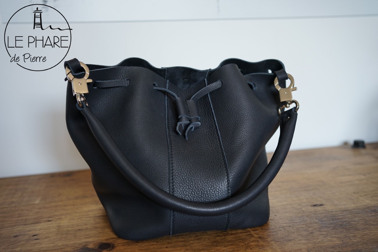 [Ss.23 02] Sac seau cuir noir et mousqueton menottes (19)_resultat (LPDP)