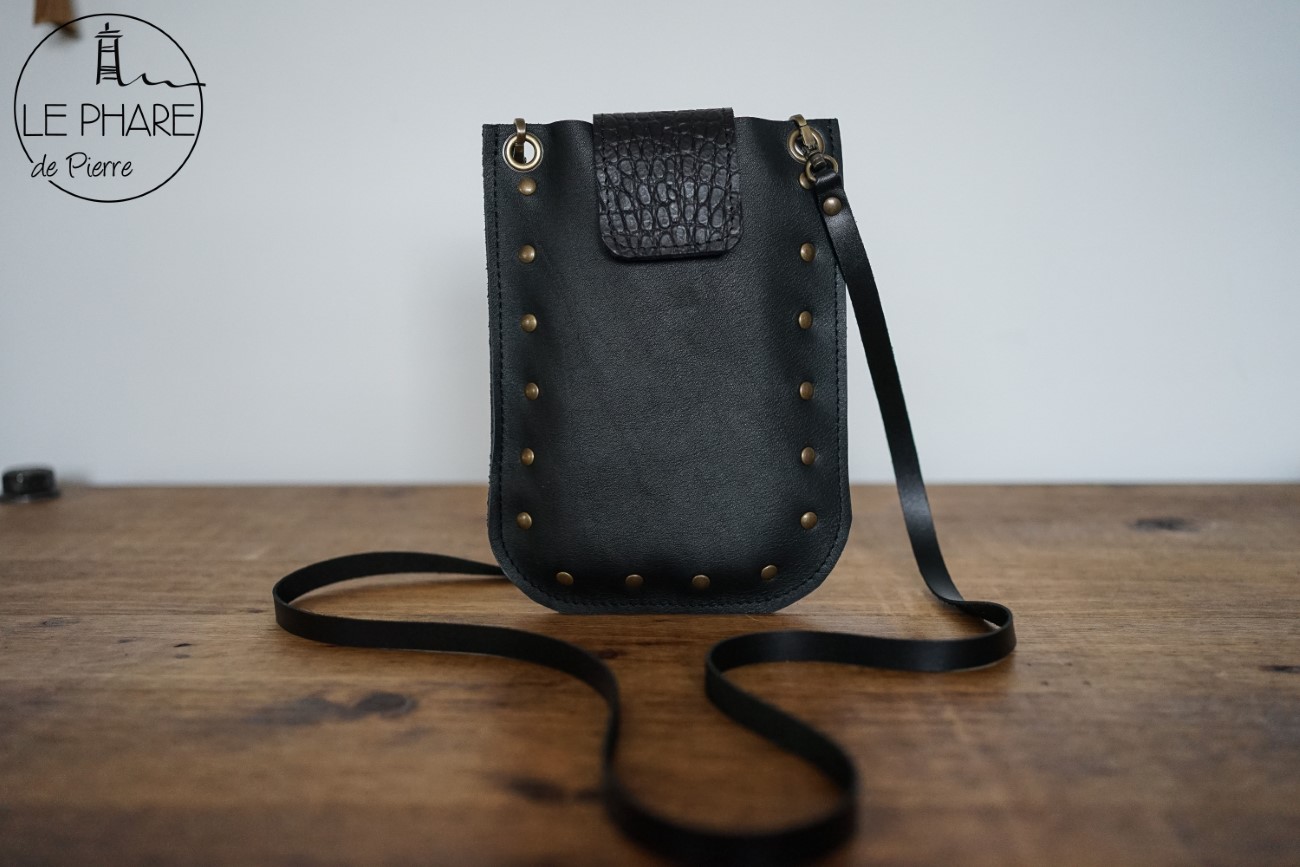 [Pt.24 02] Pochette téléphone Ulysse cuir noir et rivets (5)_resultat (LPDP)