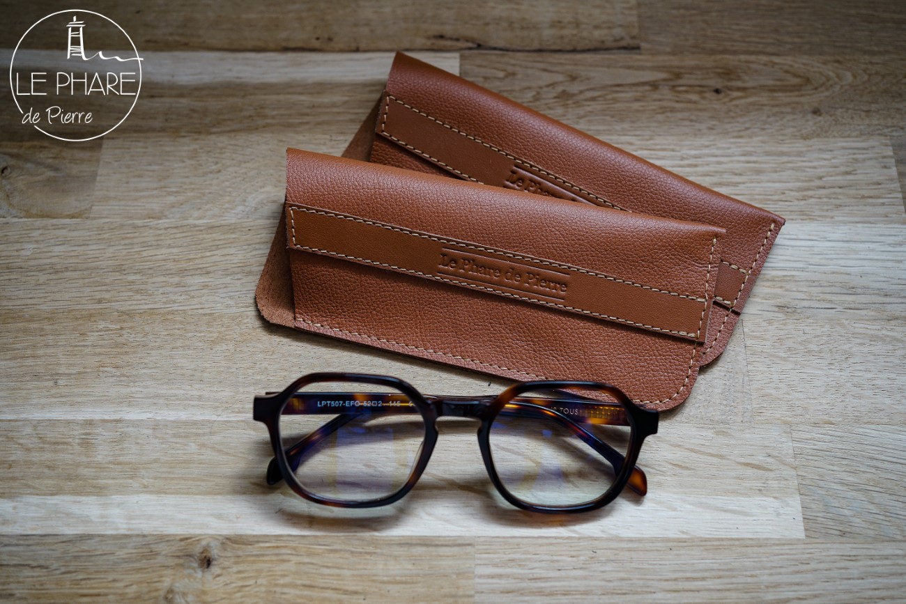 [EL.24 03] Etui à lunettes Cc cuir grainé gold et bande lisse (4)_resultat (LPDP)