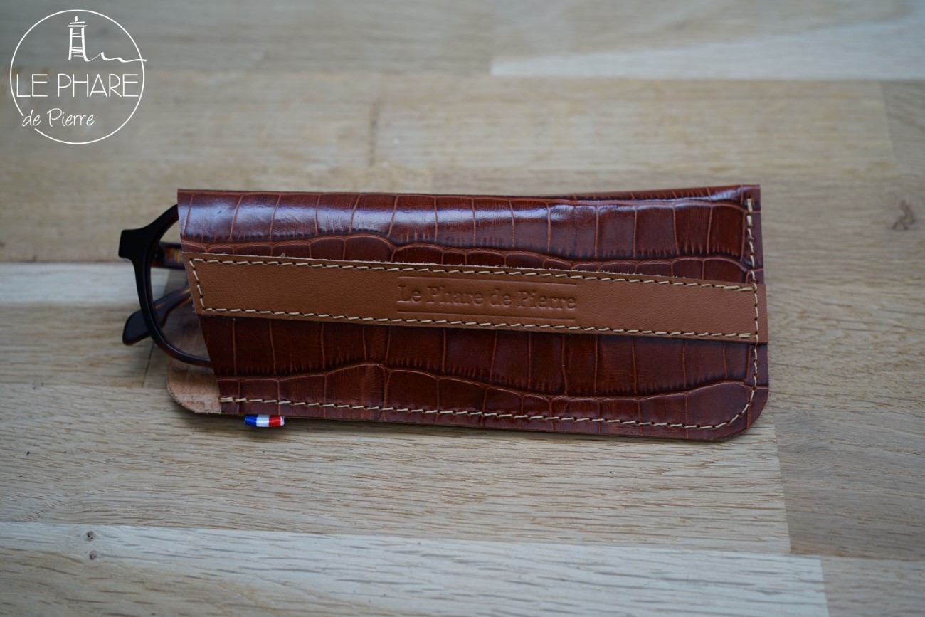 [El.24 02] Etui à lunettes Cc Cuir croco camel (1)_resultat (LPDP) (LPDP)